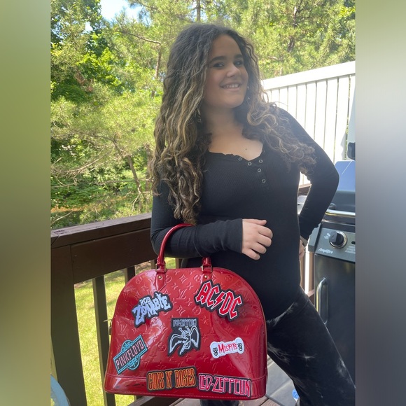 Huge Louis Vuitton Pomme D’amore Vernis MM with rock and roll patches. - Picture 3 of 7